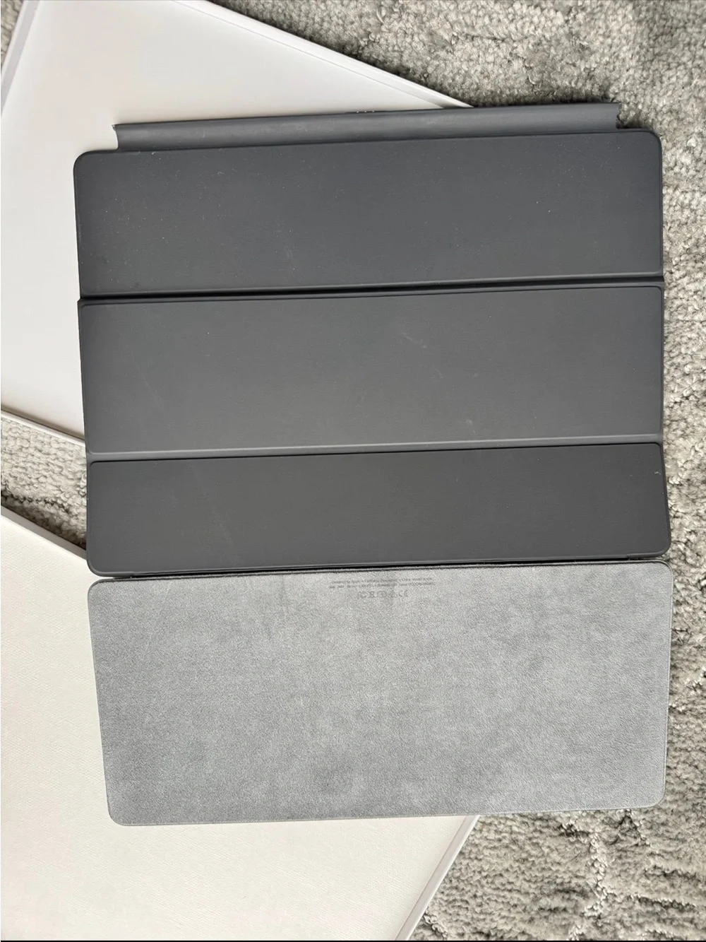 Apple iPad with Smart Keyboard - White Front / Dark Gray Keyboard